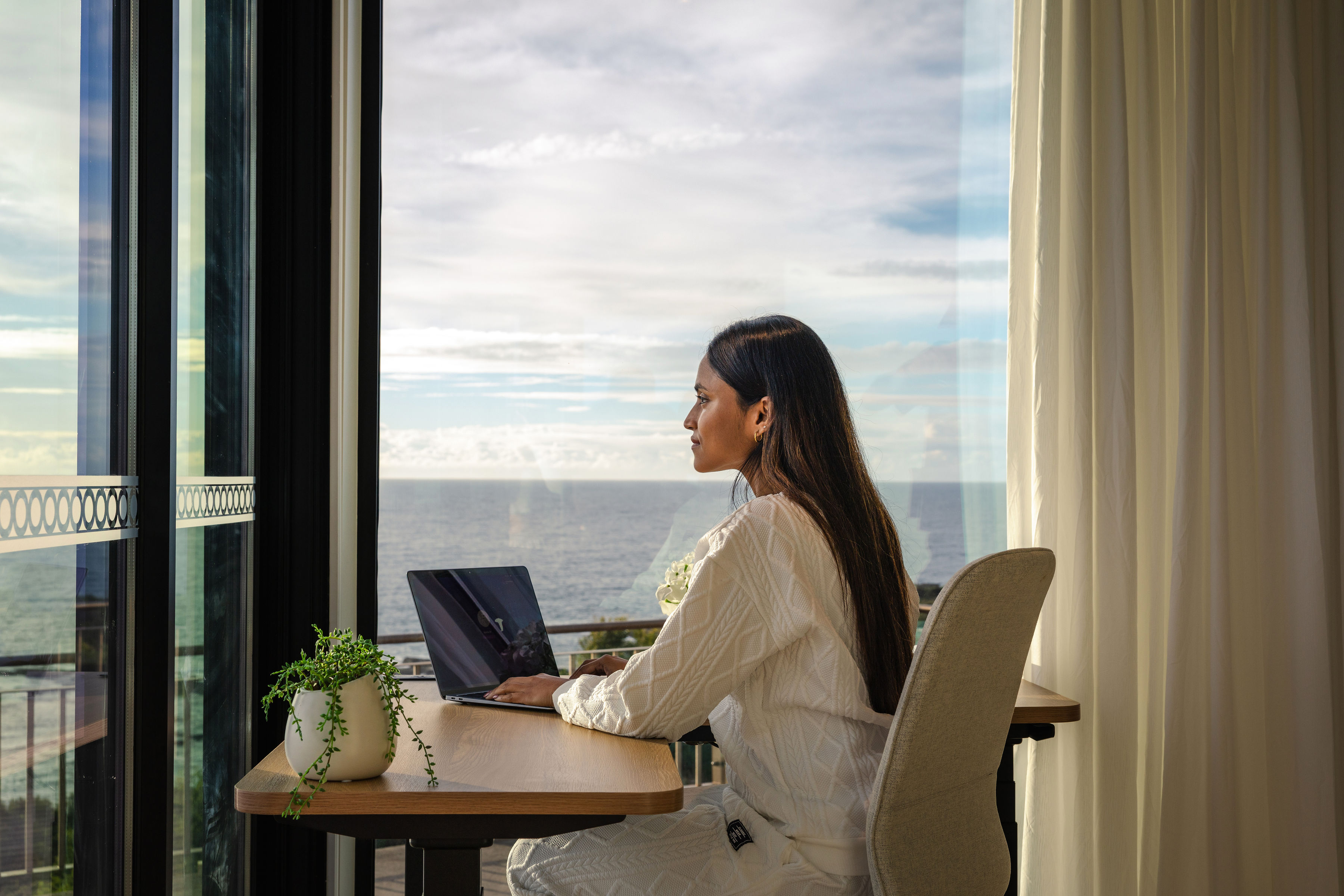 OHOME · Create · desk to the ocean